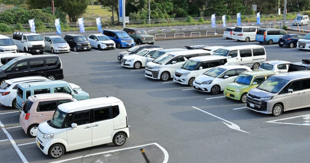 屋外駐車場に停められた多くの車
