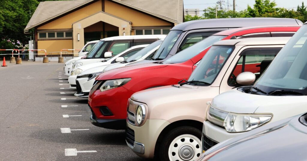 建物前の駐車場に停車するカラフルな車