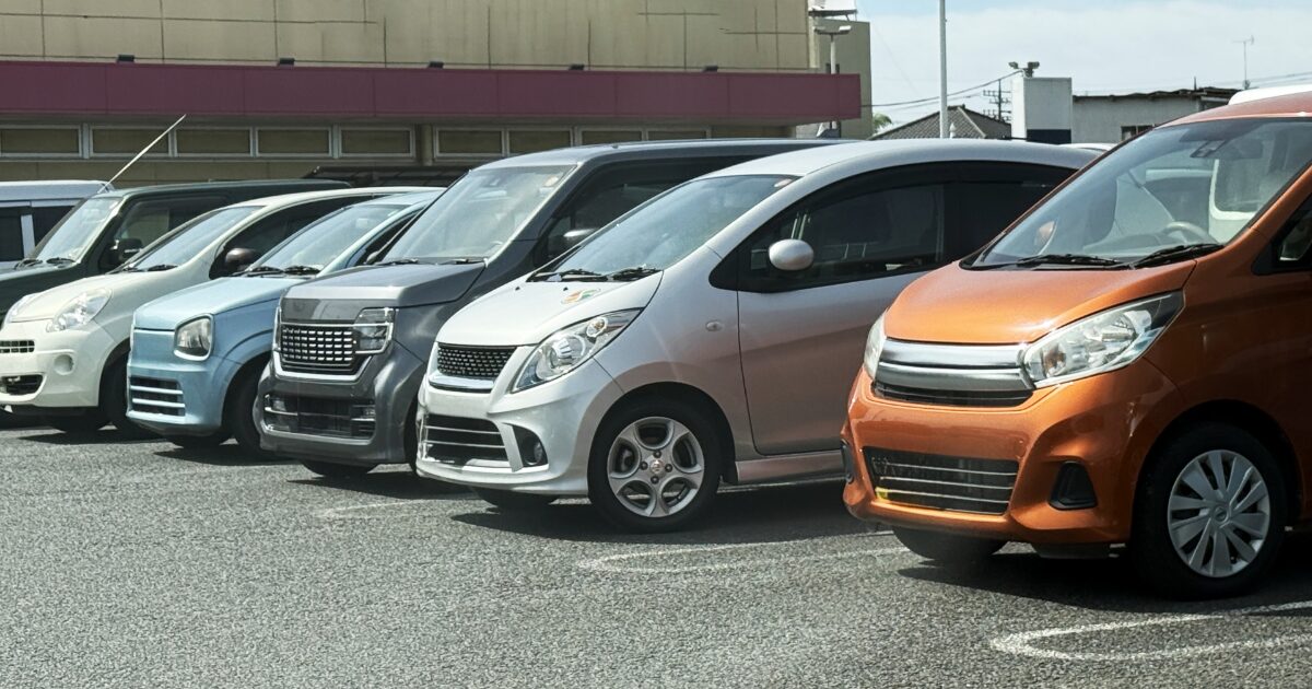 駐車場に並ぶ軽自動車とコンパクトカー