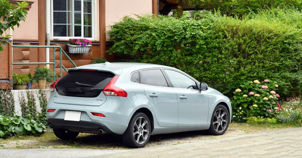住宅前に停車した水色のハッチバックカー