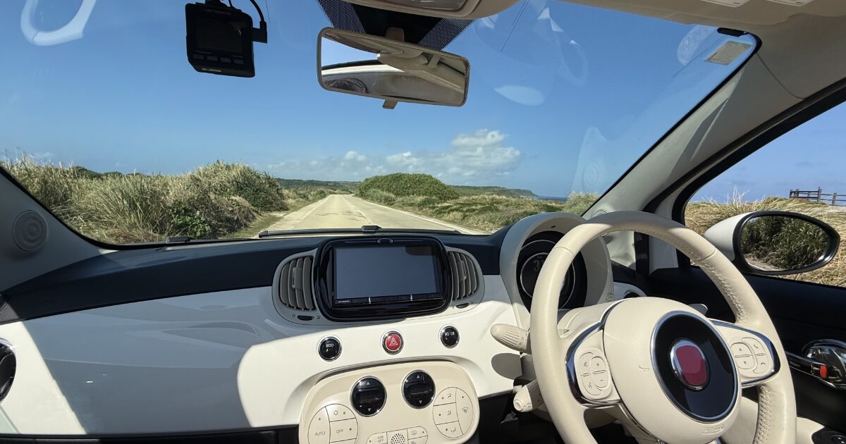 海沿いの一本道を望む車内からの風景