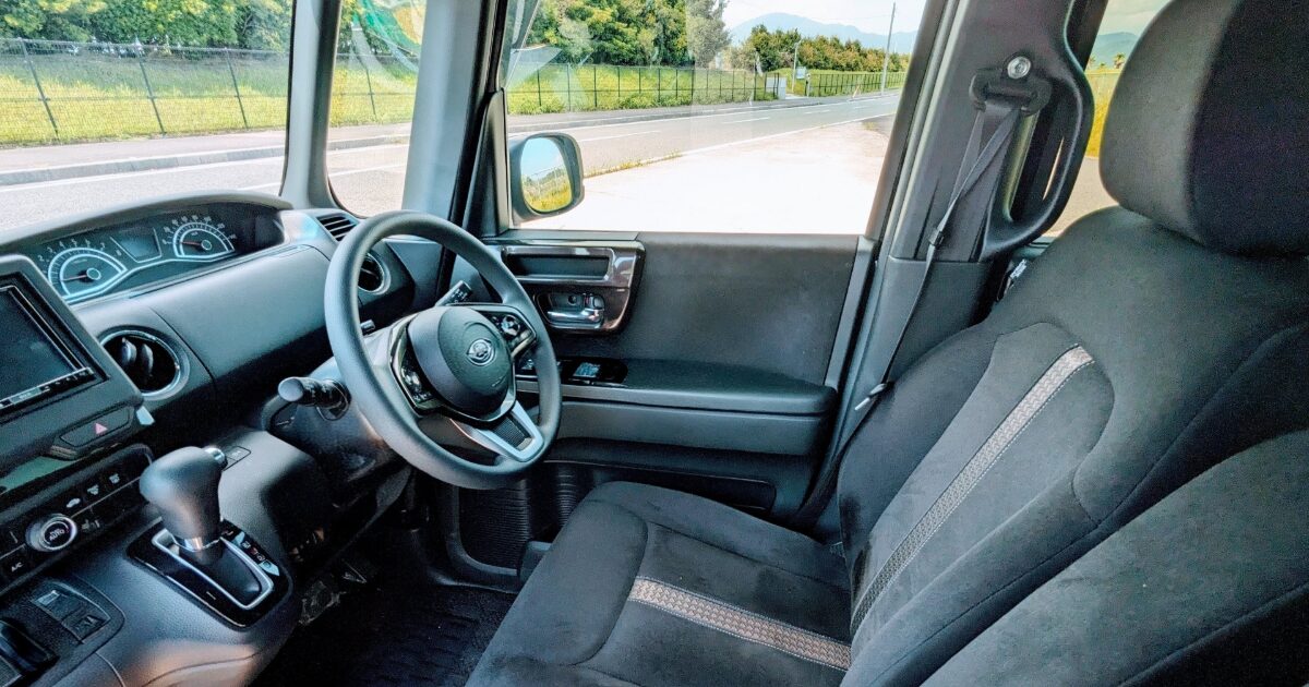 停車中の軽自動車の運転席から見たインテリア