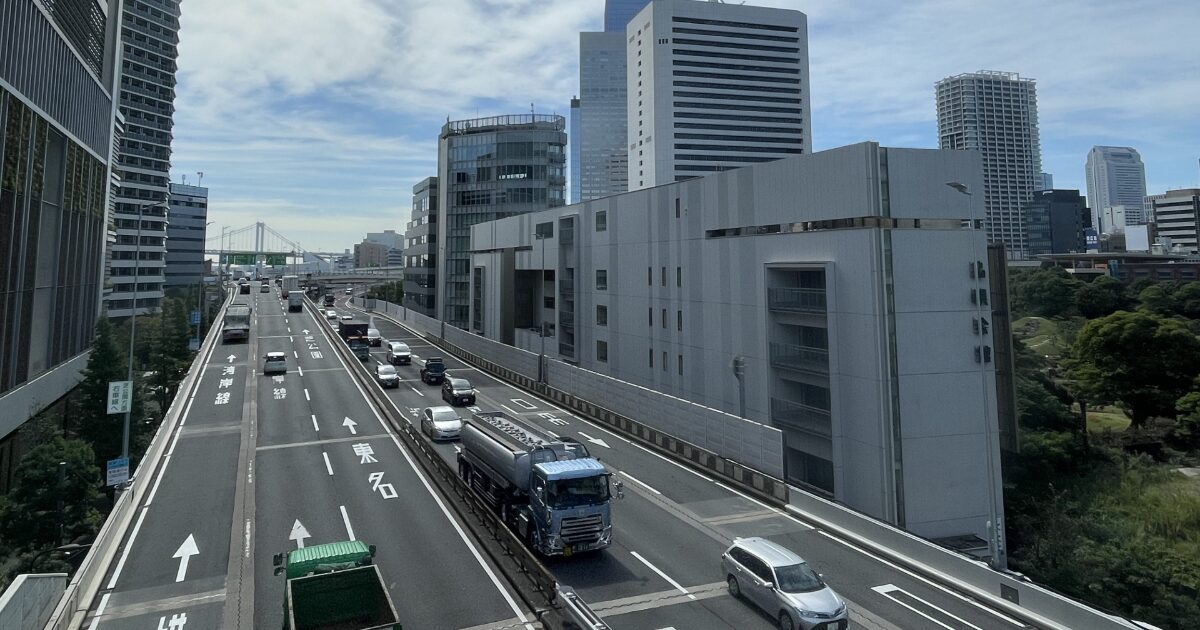 高層ビルと首都高速道路を走る車