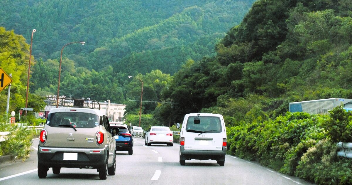 山間部の道路を走行する複数の車